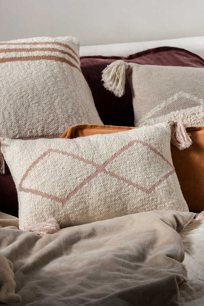 KNITTED CUSHION LITTLE OASIS NATURAL - PALE PINK - Image 4