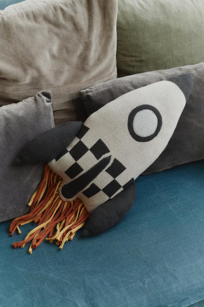 KNITTED CUSHION ROCKET - Image 2