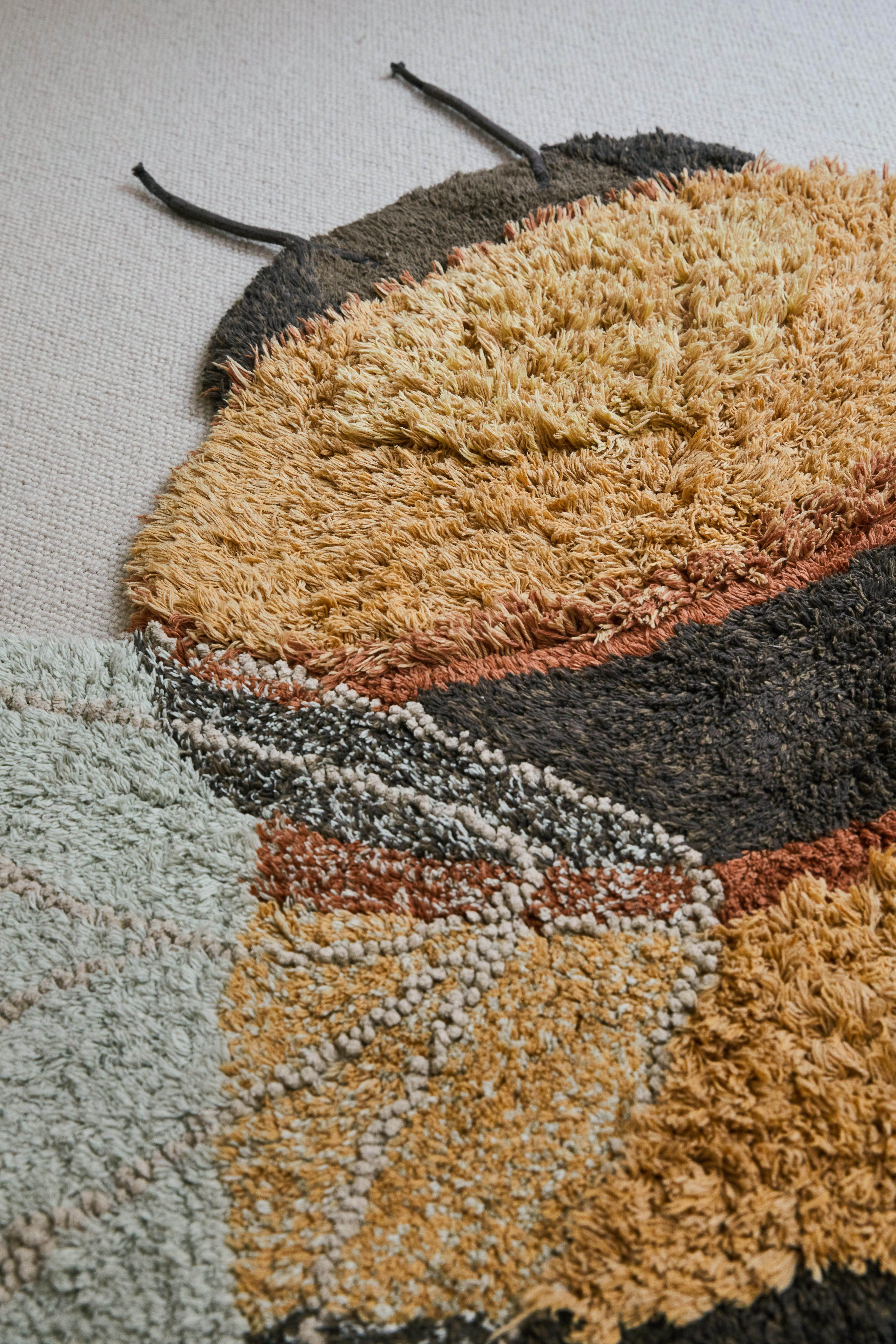 WASHABLE COTTON RUG BEE - Image 4